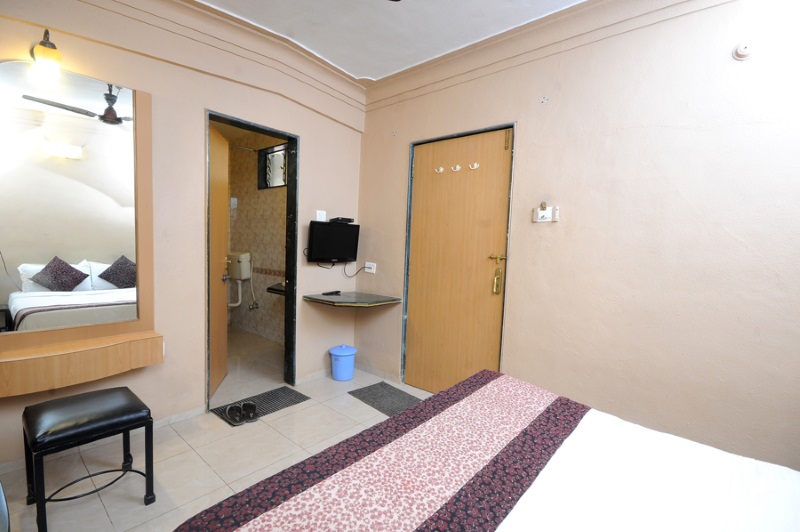Hotel Vyankatesh exterior and entrance